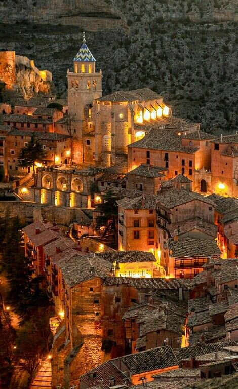 Natursee's tweet photo. Albarracín by night , Spain 🇪🇦 https://t.co/97ZLZ1qLri