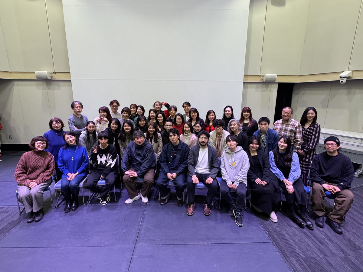higumatadas's tweet photo. 「踊る大捜査線」の本広克行監督が監修を務める、
テアトルアカデミー特別コラボ企画
「かしこきもの」リメイク企画にて、
鷲頭祥伍監督のもと、屋上編に出演させて頂きました。

映像作品としては初の現場でしたが、素敵な共演者の皆様とともに、
多くの学びと刺激をいただきながら、精一杯臨ませて頂きました。

試写会では本広監督から直接コメントと激励も頂き、
次へ繋がる大きな一歩になったと感じています。

鷲頭祥伍監督をはじめ、共演者の皆様、
本広克行監督およびFOEの皆様、
そしてこの機会を設けて下さったテアトルアカデミーの皆様に、心より感謝申し上げます。

この経験を糧に、さらに表現を磨いていきます。
その上で――
期待していただくかは、お任せします。

#テアトルアカデミー
#かしこきもの

https://t.co/eTI8OXK6BC