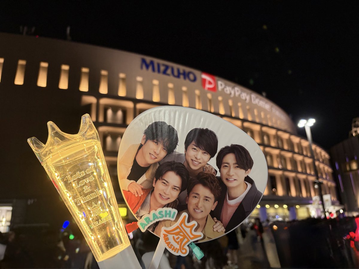 kkmwbm's tweet photo. ARASHI LIVE TOUR 2026 「We are ARASHI」
福岡最終日参戦🕺.｡.:*☆

嵐おかえり！
ありがとうをたくさん伝えられて良かった🌈
どこに行っても嵐のグッズを身につけてる人がいて、街中嵐カラーと曲に包まれて幸せな日だった💚💜💛💙❤️

次は5月31日！
​
#嵐
#ARASHI
 #WeareARASHI https://t.co/sSs2Iz3B8w
