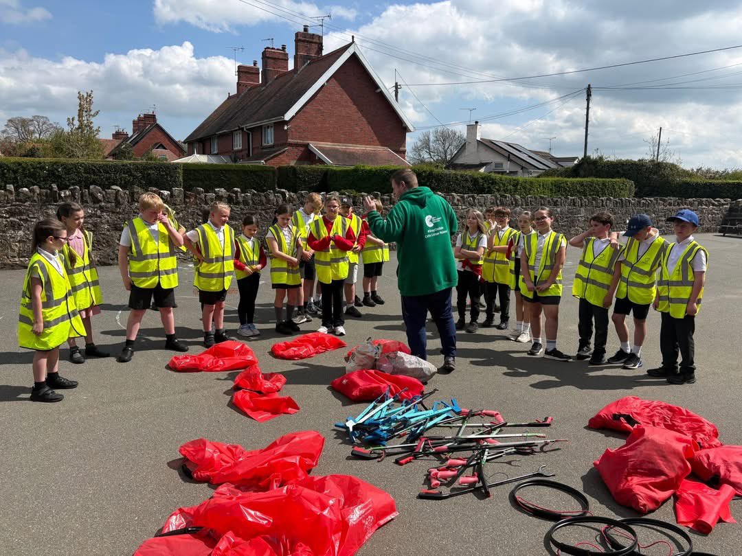 AndrewRuscoe's tweet photo. Fantastic efforts by Ysgol Pentre today for their #StayOnSide Community Project as we did a litter pick in Fron &amp; Pentre. Well done all of you 💚👊 https://t.co/evyskRhkmI