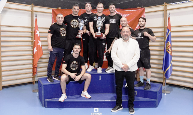 DOMINGOLM's tweet photo. Móstoles corona a sus campeones en un Campeonato de Madrid Élite con lleno absoluto
https://t.co/p2NsZuMA05 https://t.co/O5JnfWwWAR