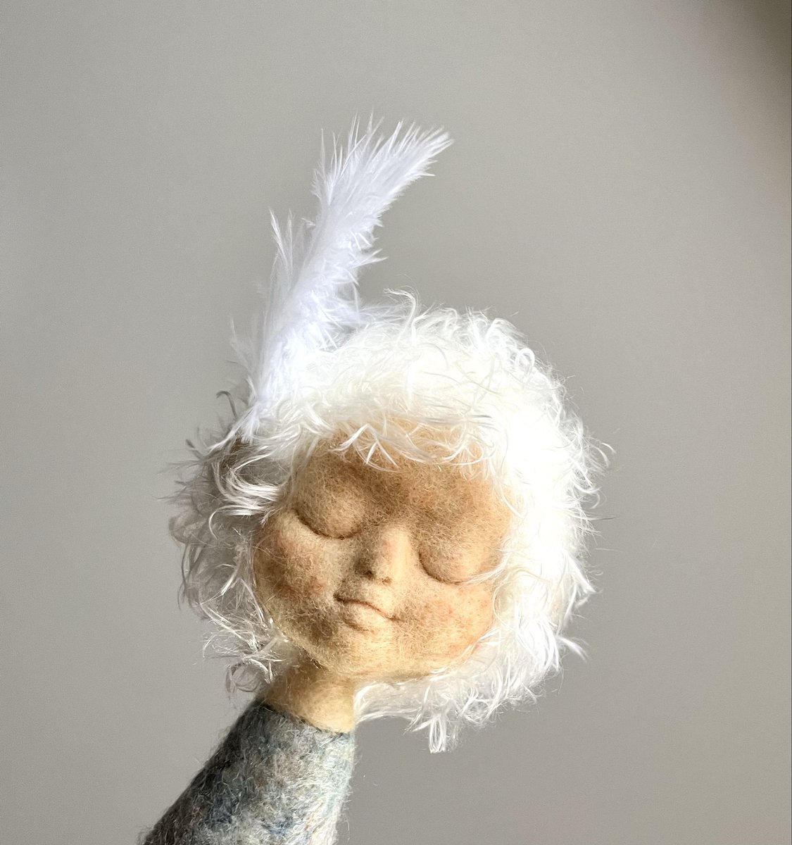 felt7373's tweet image. 5月下旬のイベント用にもう一点。
間に合うかなあ。
むかーし購入してなかなか出番のなかったほわほわの白い羽を使います🪽

#needlefelting #羊毛人形