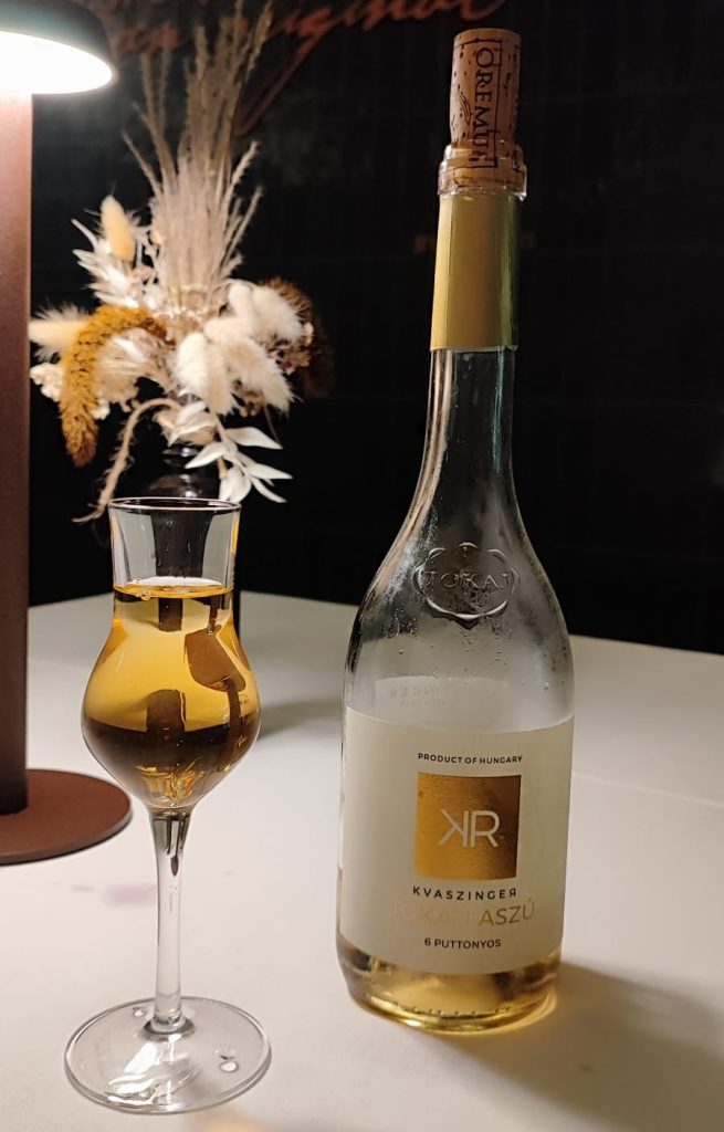 Sobrelias_'s tweet image. Kvaszinger Tokaji Aszú 6 Puttonyos, iconic sweet wines from Hungary’s legendary Tokaj region #Tokaj #Tokaji #wine #winelover #Hungary #winetasting #beverages #wines #winelovers  sobrelias.com/en/wine-tastin…