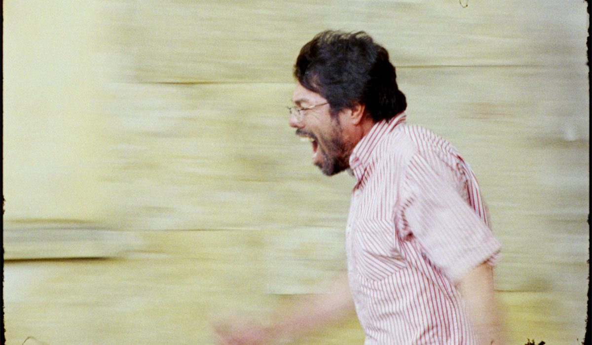 Vi "Un Poeta", por fin, en un cine de Barcelona. Poderosa.  Simón logró en un poco más de dos horas lo que se siente crecer en Medellín queriendo vivir del arte pero sin encontrar la pose correcta, el corte bohemio, y las palabras pomposas para vender humo en mi ciudad.