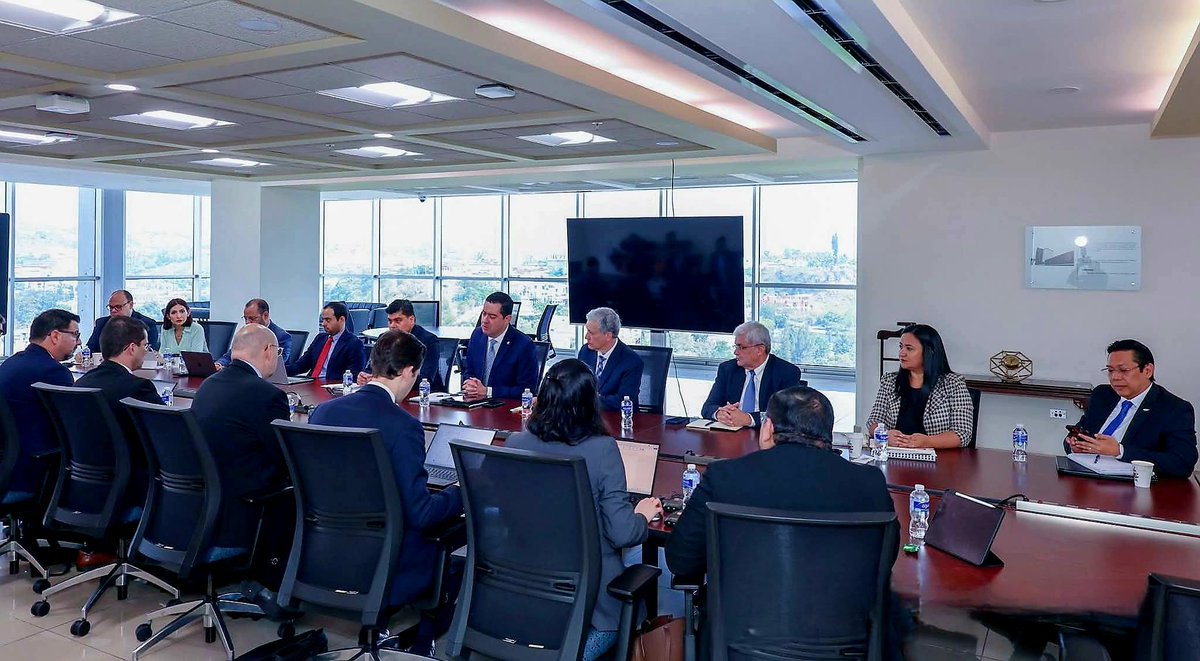 TNH2026's tweet image. 📌El Gabinete Económico inicia oficialmente las reuniones con la misión del #FMI para las IV y V revisiones de la economía nacional📑🇭🇳

​La agenda, centrada en la política económica del Presidente @TitoAsfuraPHN  incluye encuentros con el sector privado y diplomáticos.

#TNH