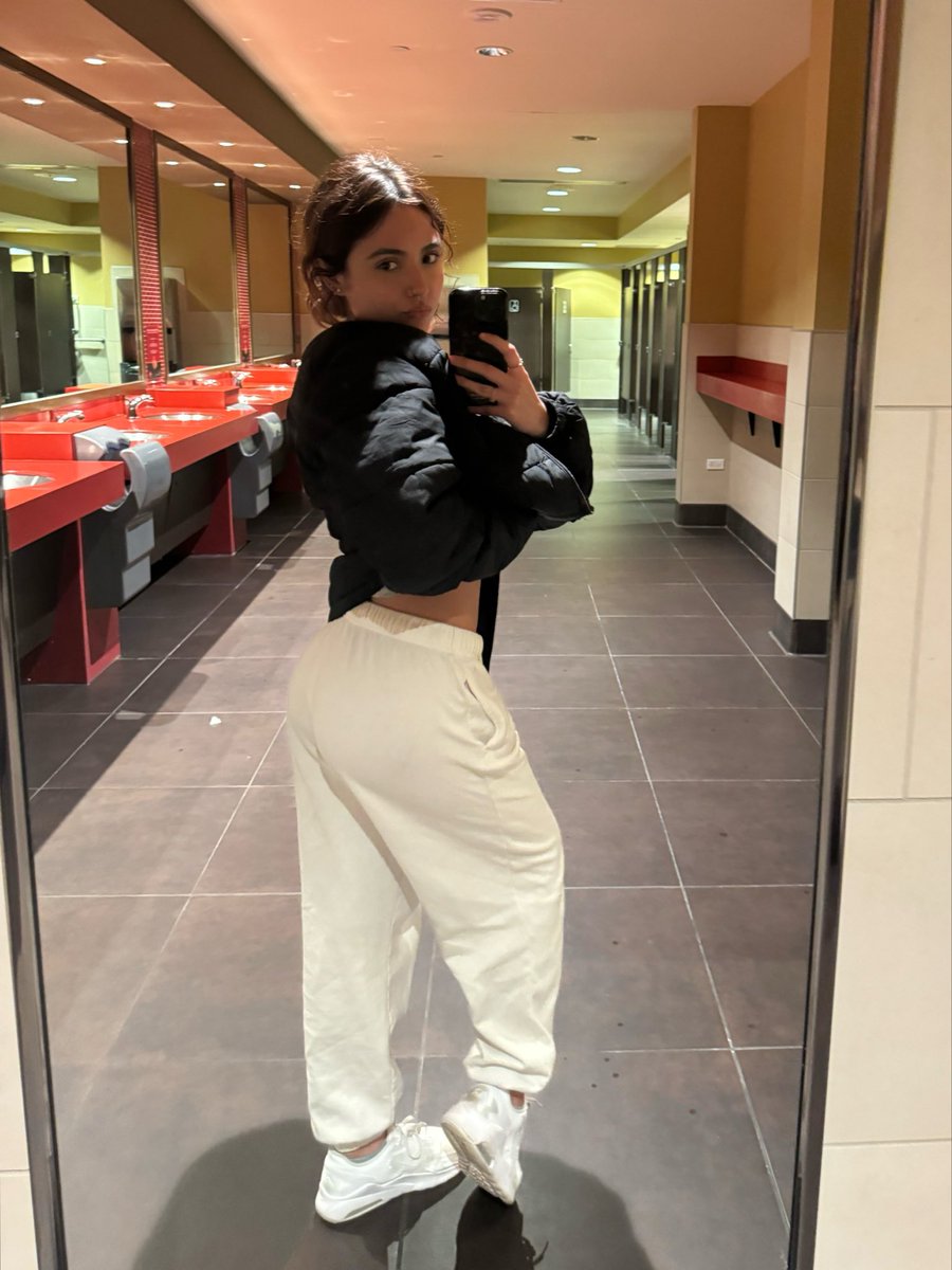 gigi tweet media