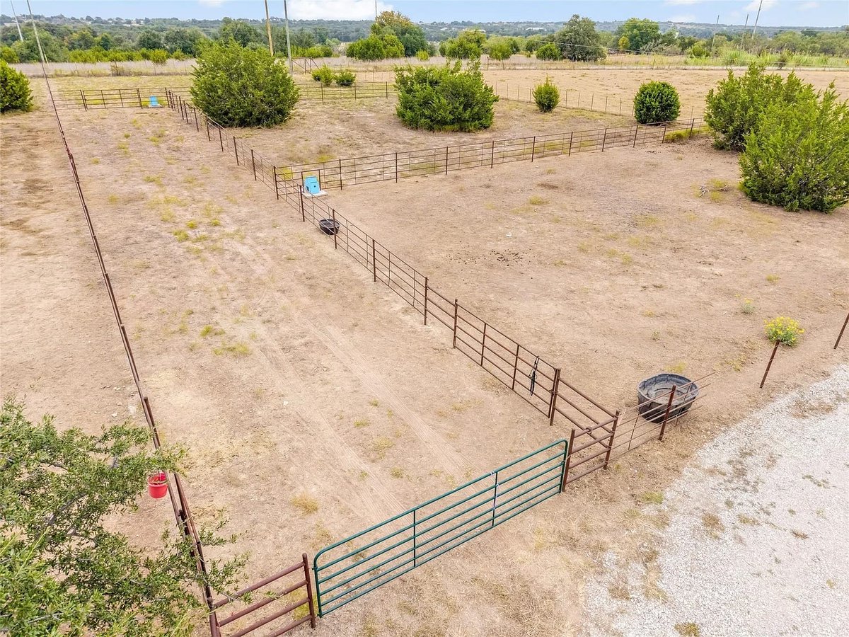 DUBLIN, NORTH TEXAS. 18.83 acres, fully fenced &amp; cross fenced. Multiple horse traps w/auto-waterers, riding area. 3/2 Austin stone home w/open concept living area, vaulted ceilings, wood burning fireplace. $795K #txhorseproperties #dublintx #northtexas tinyurl.com/6000Dublin