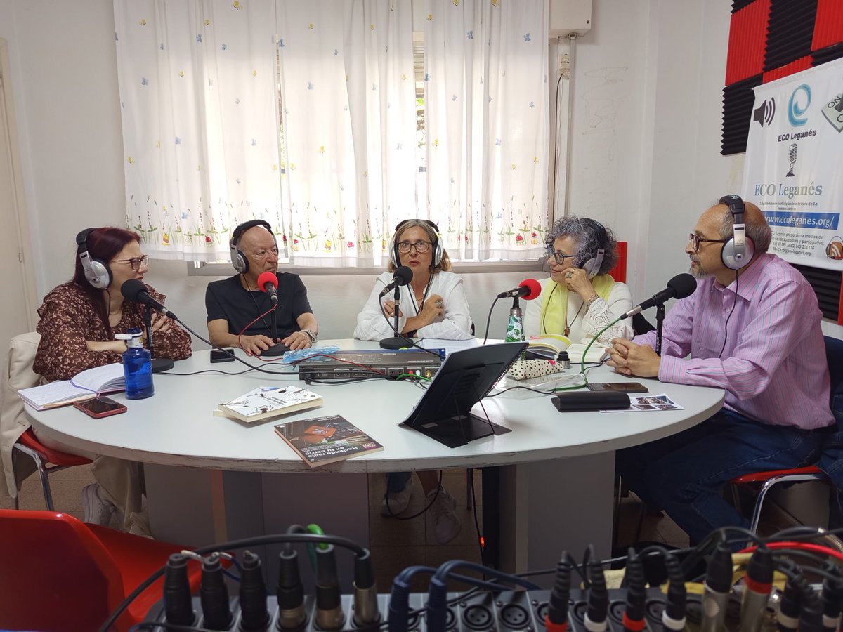 ECO_LEGANES's tweet photo. La Bicicleta 🚲 Talleres de Escritura Creativa de Leganés ✒️📖
🎙️A los pedales radiofónicos con los Talleres de Escritura Creativa de Leganés que imparte @Des_bordes.
🎧Lectura de relatos
📻Emisora Comunitaria de Leganés #SomosBarrio
https://t.co/pw2e18TkK8 https://t.co/OVtU7zZEVx