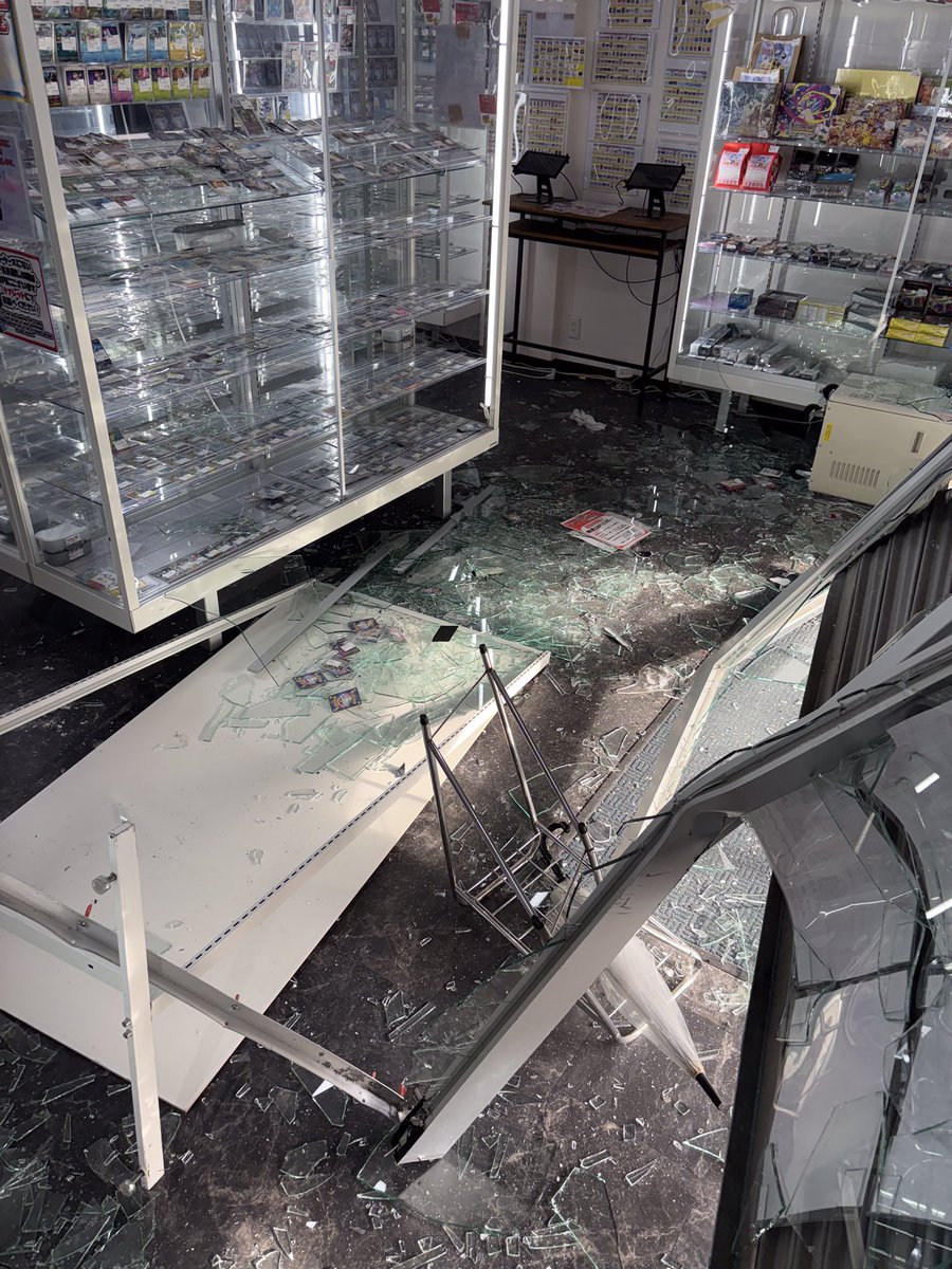 【強盗被害のご報告】
本日未明、当店にて強盗事件が発生しました。

シャッターを破壊し侵入、店内も荒らされている状況です。

警察による現場検証は終了しております。幸いにもスタッフにケガはありません。

安全確保のため本日は臨時休業とさせていただきます。

近隣店舗の方もご注意ください。