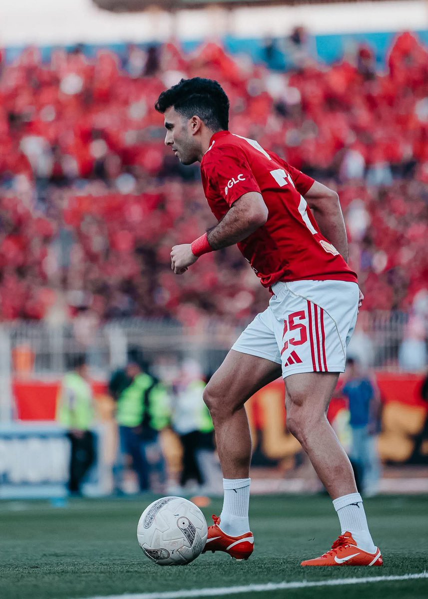 a5medv's tweet photo. والله يا جدعان الراجل دة جمايله علينا كتير 
جابلنا دوري بدراعه وهو معانا
وراح الاهلي بوظ اوضة اللبس وسخن امام عاشور علي الادارة والنهاردة رايح انفراد قام معرضها للجن ومتسبب في بلن ودة تقريبا اسوأ اداء فردي في تاريخ الدوري 
ومننساش انه السبب اننا جيبنا بيزيرا 
مش عارفين نودي جمايلك دي فين يا ملك❤️