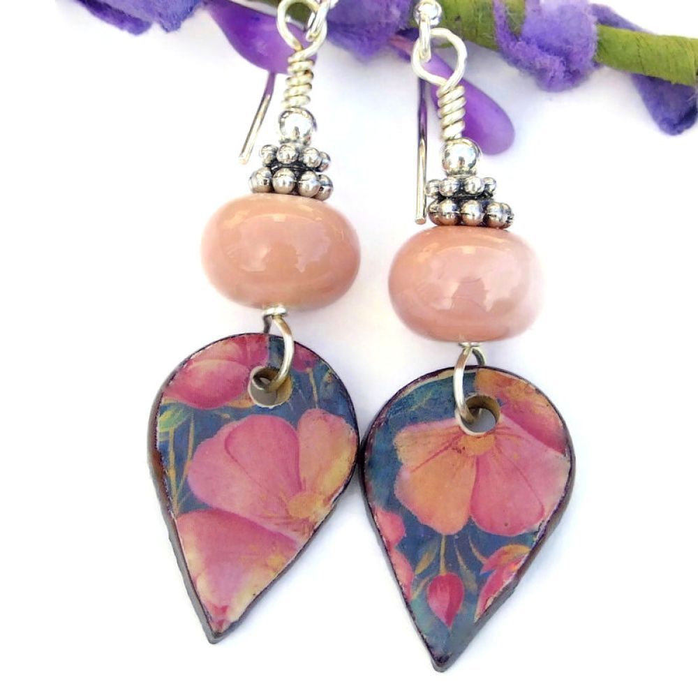 ShadowDogDesign's tweet image. Handmade jewelry for the flower lover: unique artisan pink flowers dangle earrings w/ sandy pink lampwork glass! via @ShadowDogDesign #MothersDay #CCMtt #FlowerEarrings      bit.ly/BreathtakingBl…