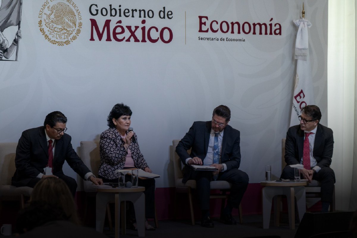 COFEPRIS's tweet photo. En representación del titular de #COFEPRIS, Víctor Hugo Borja, la coordinadora general del Sistema Federal Sanitario, Aurora Azamar, participó en el panel “Pensando a futuro: promoviendo un entorno habilitador para las normas en México”, en el marco del foro “Informe sobre el Desarrollo Mundial 2025: Normas para el Desarrollo”, organizado por la @SE_mx y @wb_research.

Durante su participación, la titular del SFS destacó que #COFEPRIS  transita hacia un nuevo esquema regulatorio más ágil y eficiente, orientado a promover las inversiones en México, en línea con lo establecido en el Plan México.

Con estas acciones, #COFEPRIS  refrenda su compromiso con una regulación moderna que impulse el desarrollo, la innovación y el bienestar del pueblo de México.