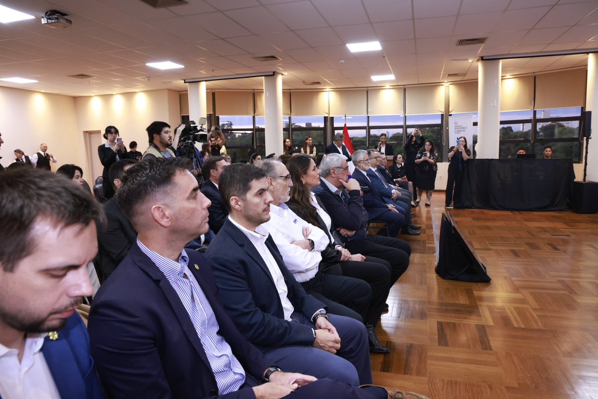 Hoy lanzamos uno de los eventos de negocios más exitosos del 2025 y que nos dejó una vara muy alta para este año, el Paraguay Business Week del 11 al 13 de noviembre próximo en Ciudad del Este. Un espacio para impulsar inversiones y negocios internacionales.

El año pasado el