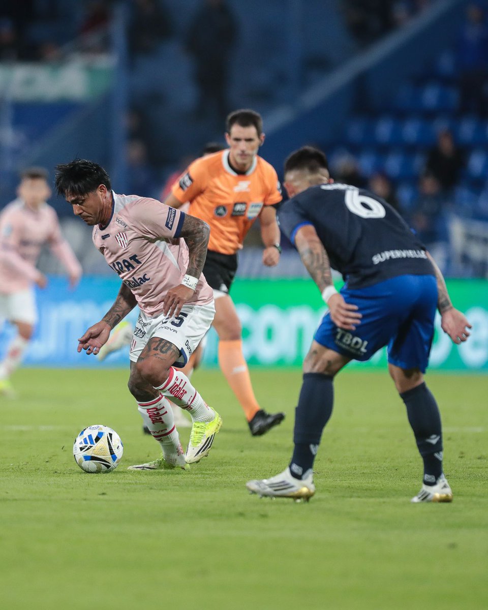 clubaunion's tweet image. #TorneoMercadoLibre Apertura

▶️ Ya se juega el segundo tiempo 
🆚 #Velez 2-1 #Unión