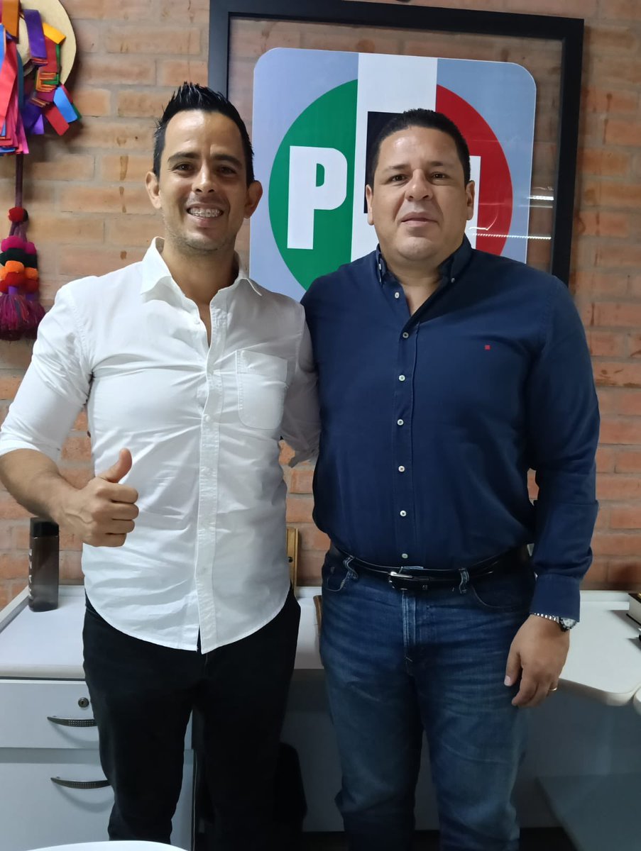 Hoy me cayó de sorpresa Absalón Castellanos al PRI. 

Sí, el nieto del exgobernador. Vino de visita de cortesía y nos aventamos una buena platica de Chiapas, de lo que duele y de lo que ilusiona.

Los apellidos pesan, pero las nuevas generaciones traen su propia voz. Y aquí en el