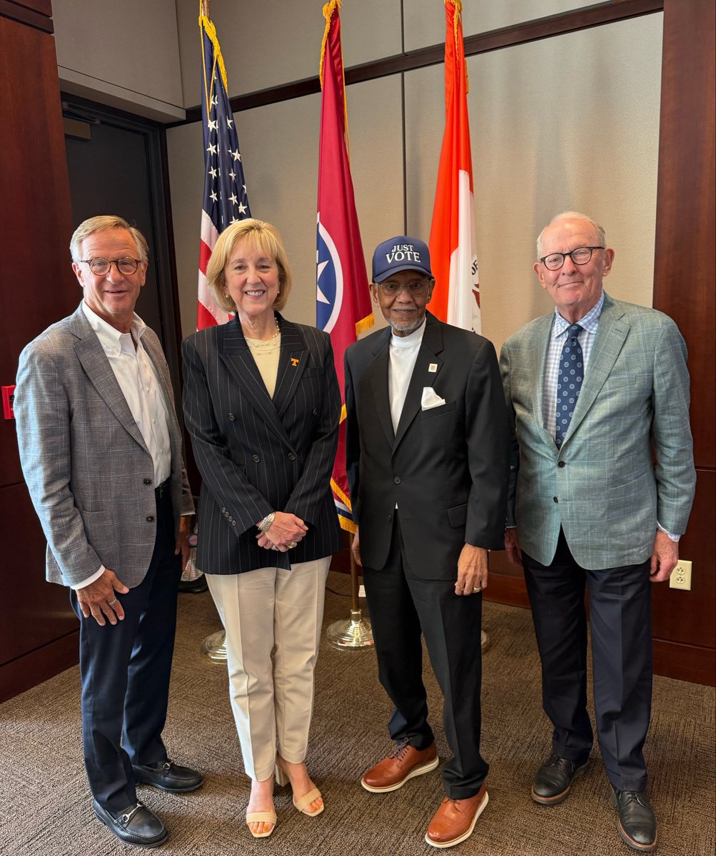 DondePlowman's tweet image. Our Vols had the opportunity to learn from Senator Lamar Alexander and Theotis Robinson, whose remarkable leadership journeys provided meaningful, real-world lessons in courage and principled leadership in our Leading with Courage class. 
#LeadershipMatters