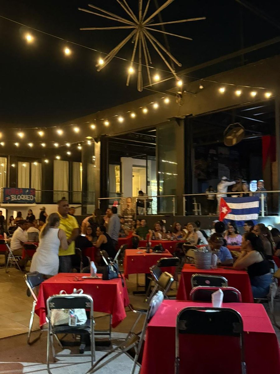 En el marco del consulado itinerante realizado en Acapulco, tuvo lugar el evento festivo "Noche Cubana" en solidaridad con Cuba, actividad que integró la presentación de agrupaciones cubanas y reafirmó los lazos de amistad y cercanía entre ambas naciones.

(12/13)