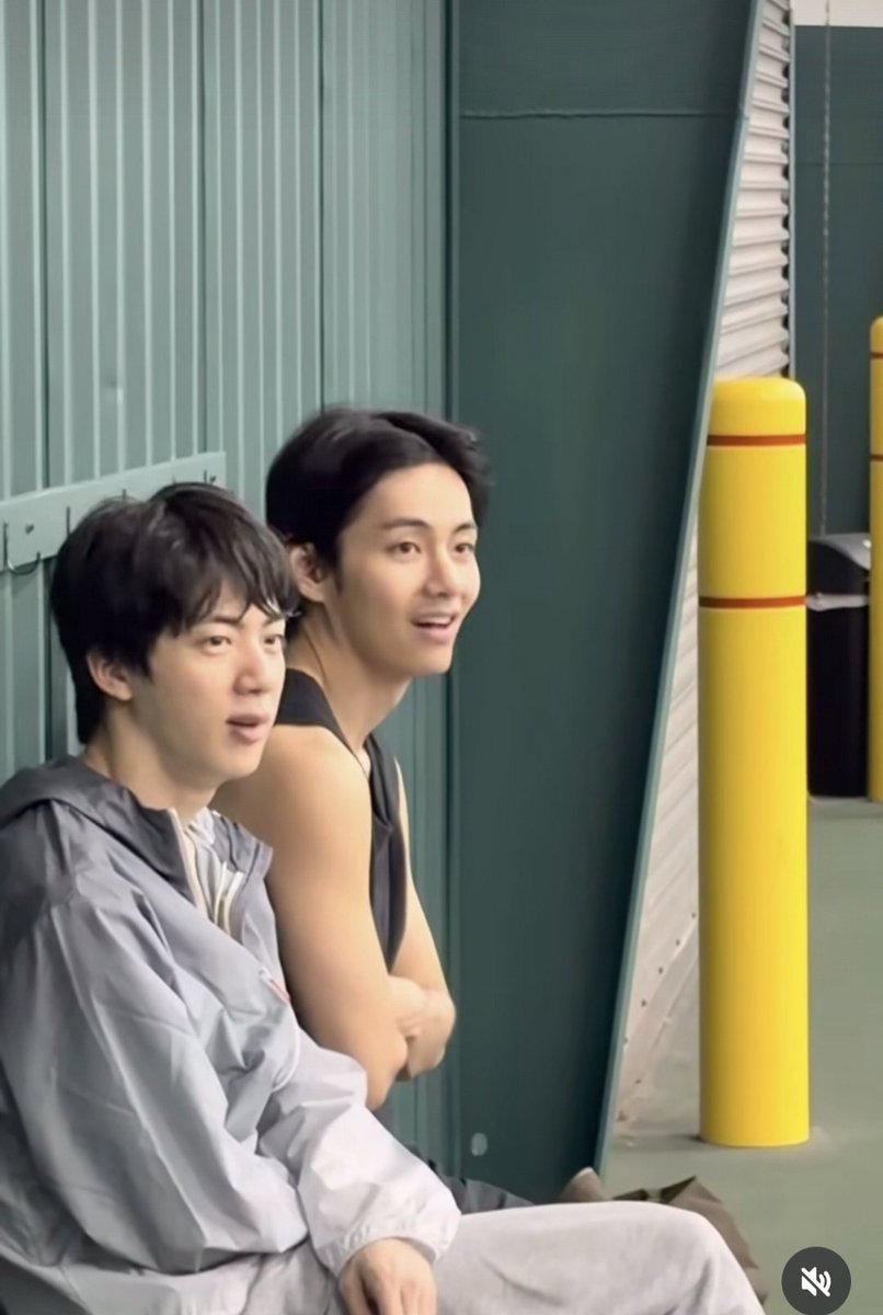 Jin's Instagram update 1
They are at an indoor 🎾 court 
🐹Even missing a ball is excuted flawlessly
Watch the full vid here
instagram.com/reel/DXpsVqwgh…
#Jin #방탄소년단진 #진