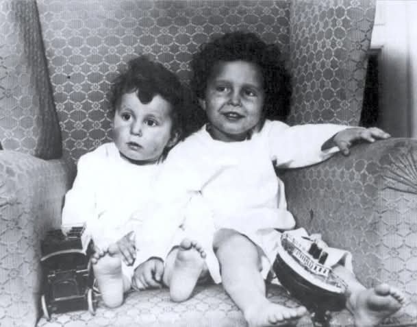 redhistoria's tweet image. En 1912, dos hermanos franceses fueron secuestrados por su padre y llevados a bordo del Titanic. Cuando el barco se hundió, los colocó en un bote salvavidas antes de morir. Al llegar a Nueva York, nadie sabía quiénes eran los niños, y siguieron siendo los "Huérfanos del Titanic"