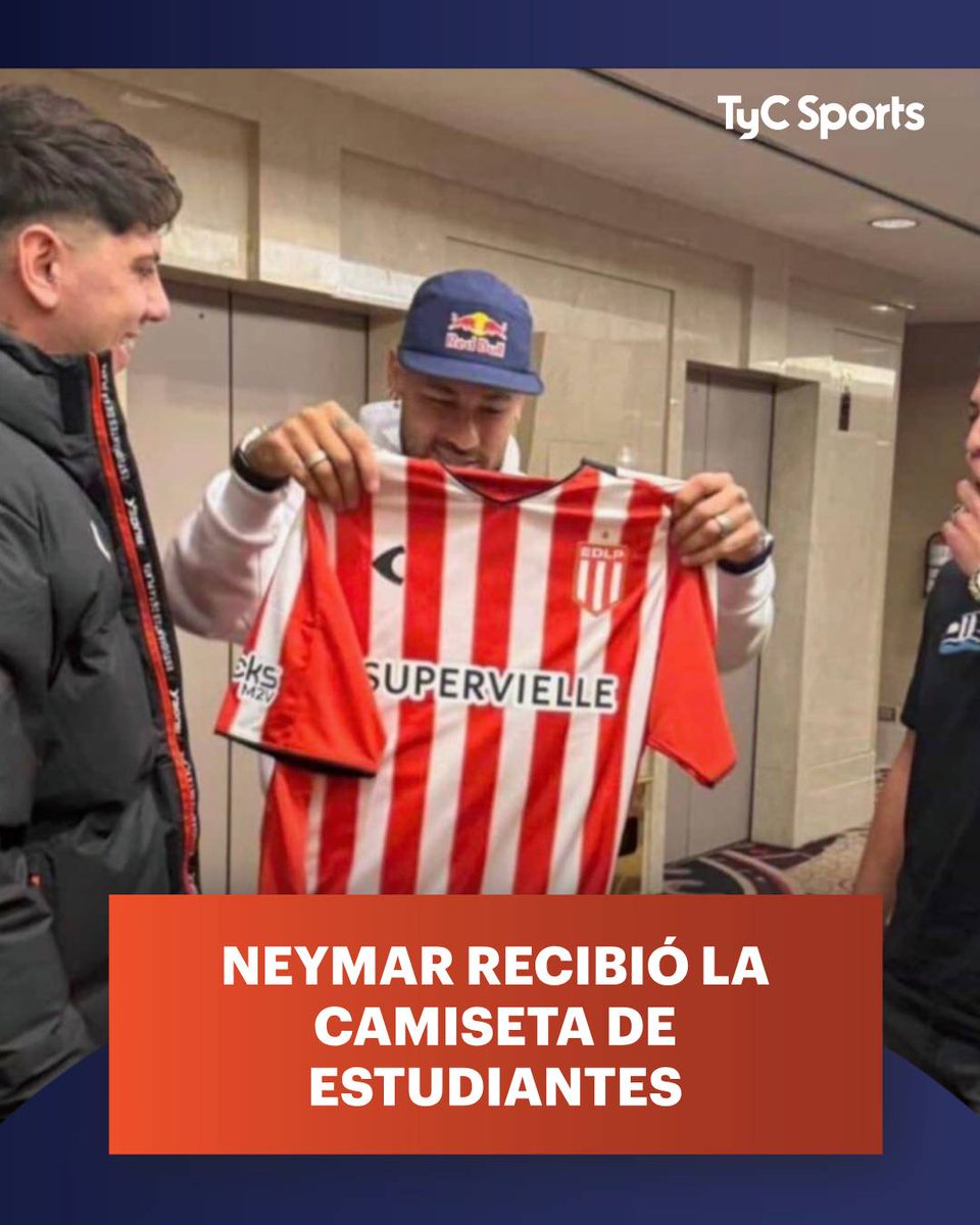 🇧🇷 El crack brasileño recibió un obsequio en la concentración de #Santos: ¡la casaca del Pincha!

📷 X/ Matias Coffe