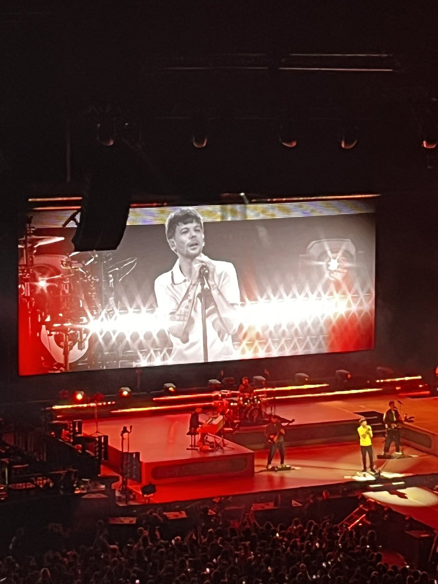FinallyNH_Free's tweet photo. Glasgow with @Louis_Tomlinson was amazing 💓 https://t.co/Jd4Tg3oOHE