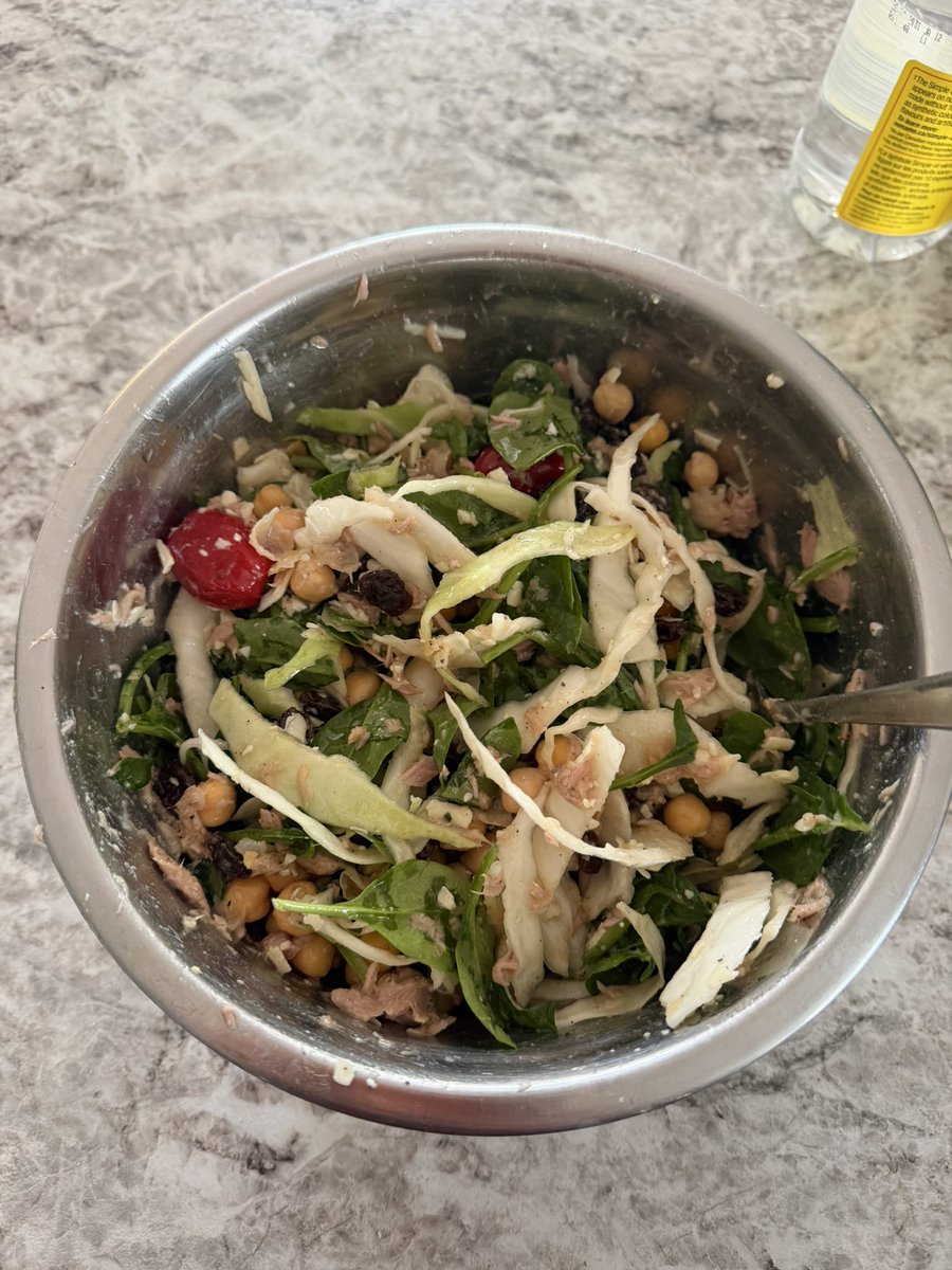 TommyGun717's tweet image. #Protein #Dish =P #Cabbage #Spinach #Tomatoes #Cheese #Tuna #Raisins #ChickPeas #OliveOil #WhiteVinegar #Salt #Pepper