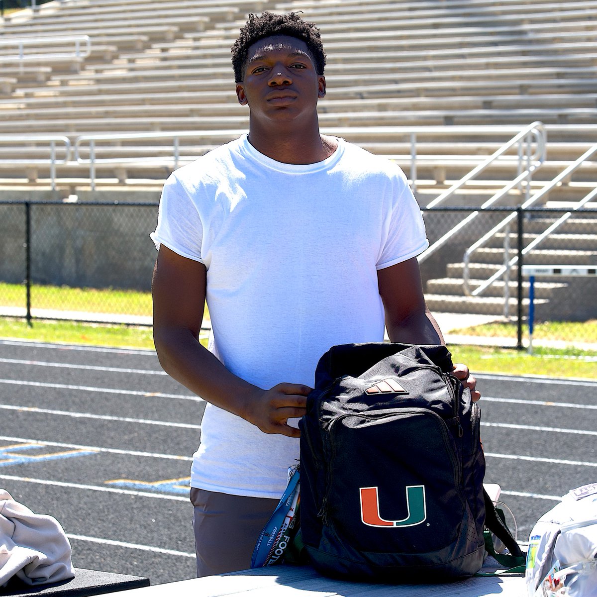 Miami DC Corey Hetherman is visiting Top 100 LB AJ Randle (<a href="/Ajspeedsoutt/">Aroson (AJ) Randle Jr</a>) tonight. 

The No. 57 overall recruit nationally rocked a UM backpack at track practice today &amp; is a top priority for the Canes.

The latest intel from my time on the road #GoCanes: on3.com/teams/miami-hu…