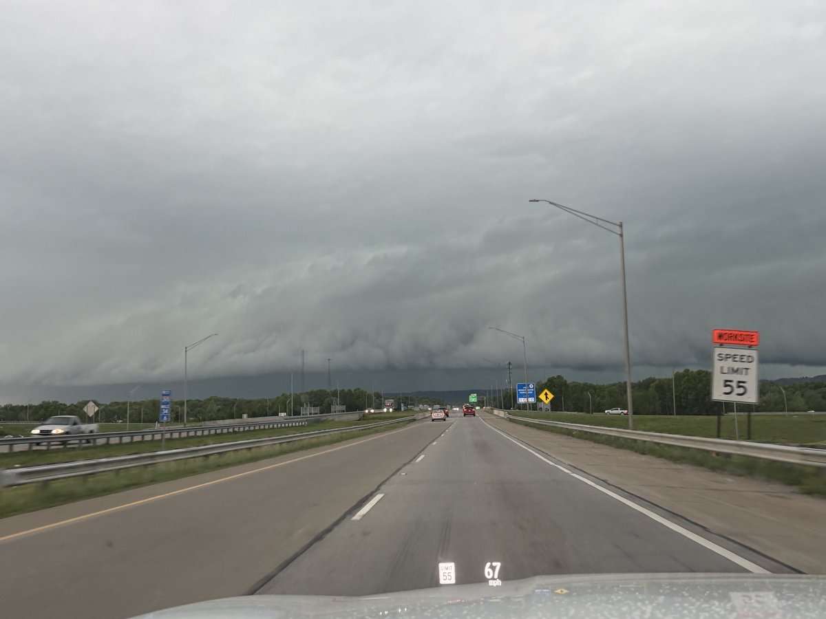 NotTheFakeLance's tweet photo. Wall cloud rolling in to the area. Green tint to the clouds on the north side of it. 265 &amp; 65
@MarcWeinbergWX https://t.co/vIqEPM0RQ4