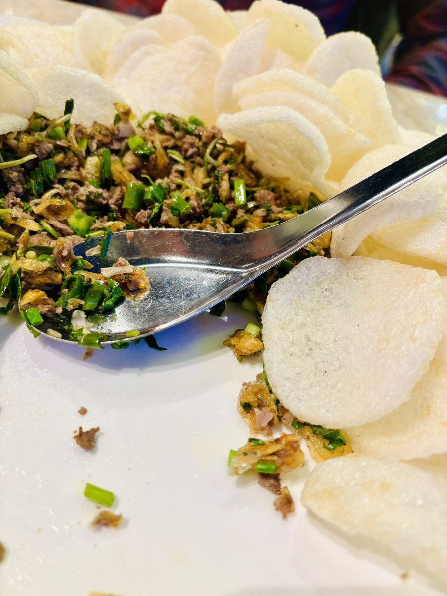 菜葉のヌクマム炒めは鉄板。
しじみ貝と葱の炒め物は海老煎にのせて食べていきます。

#Hanoi