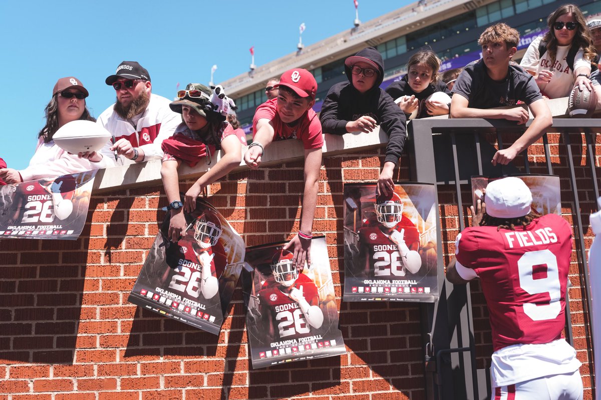 JohnnySmiley13's tweet photo. Always an amazing feeling seeing your work printed 🎨🖌️  #BoomerSooner https://t.co/tT82YEqQrR