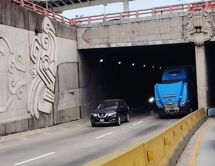 #TráficoSV| Un furgón queda varado en el túnel de la Masferrer, con sentido hacia el redondel Luceiro, presuntamente por fallas mecánicas.

El tráfico comienza a complicarse en la zona.