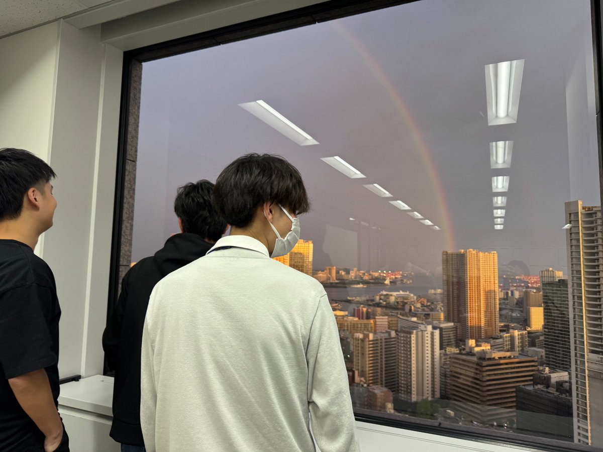 AIZE_3ize's tweet photo. 昨日オフィスの窓から見事な虹が！🌈

思わず仕事を止めて見学＆撮影会が始まるあたり、うちの会社らしいなと思います（笑）
 忙しい時こそ、こういう「余白」をみんなで楽しめるチームでありたいですね！

#虹 #27卒 #エンジニア転職 #IT企業 https://t.co/jILuXZMP1J