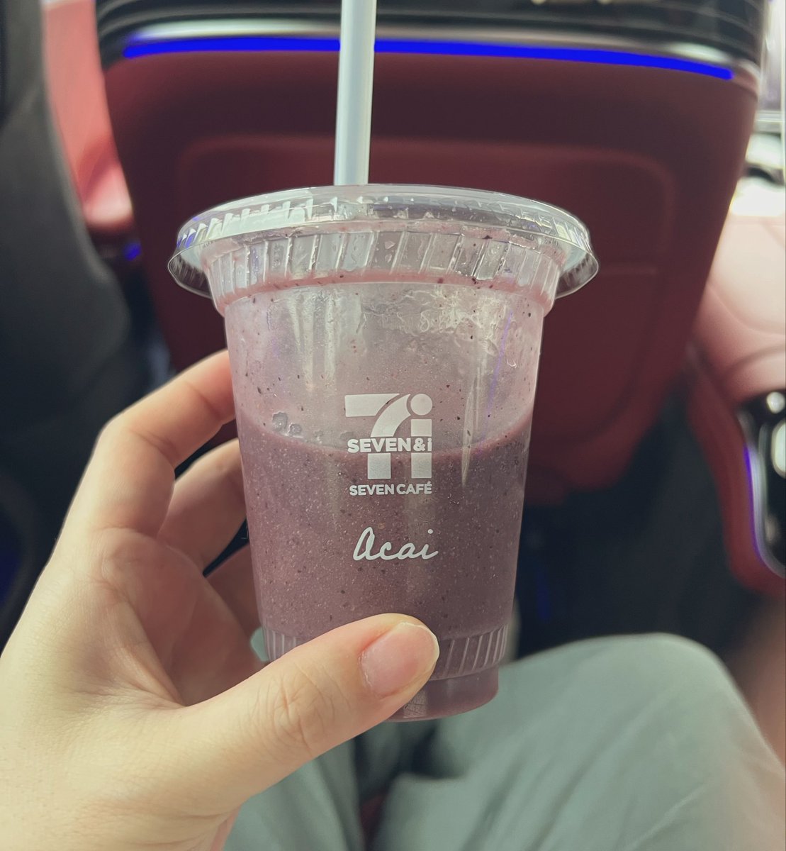 初めてコンビニのスムージー飲んだんだけど、めっっちゃおいしかった！！いっぱい種類があって悩んだけど、今回はアサイーのやつ。また飲みたいし、1杯じゃ物足りなさすぎるから次は2種類買って楽しみたい！！笑　ていうか、自分で作れよって話😂グリーンスムージー、また作ろっかな…。