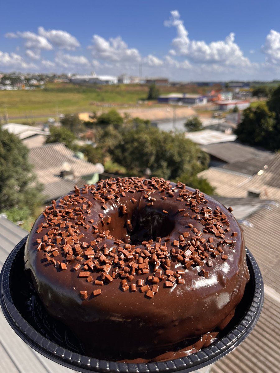 anderrsson_'s tweet photo. Bolinho de chocolate 100% cacau e cobertura de brigadeiro gourmet. E quem for de Chapecó consegue encomendar comigo 😍 #DragBoxNaCozinha https://t.co/hgkeUnlVQW