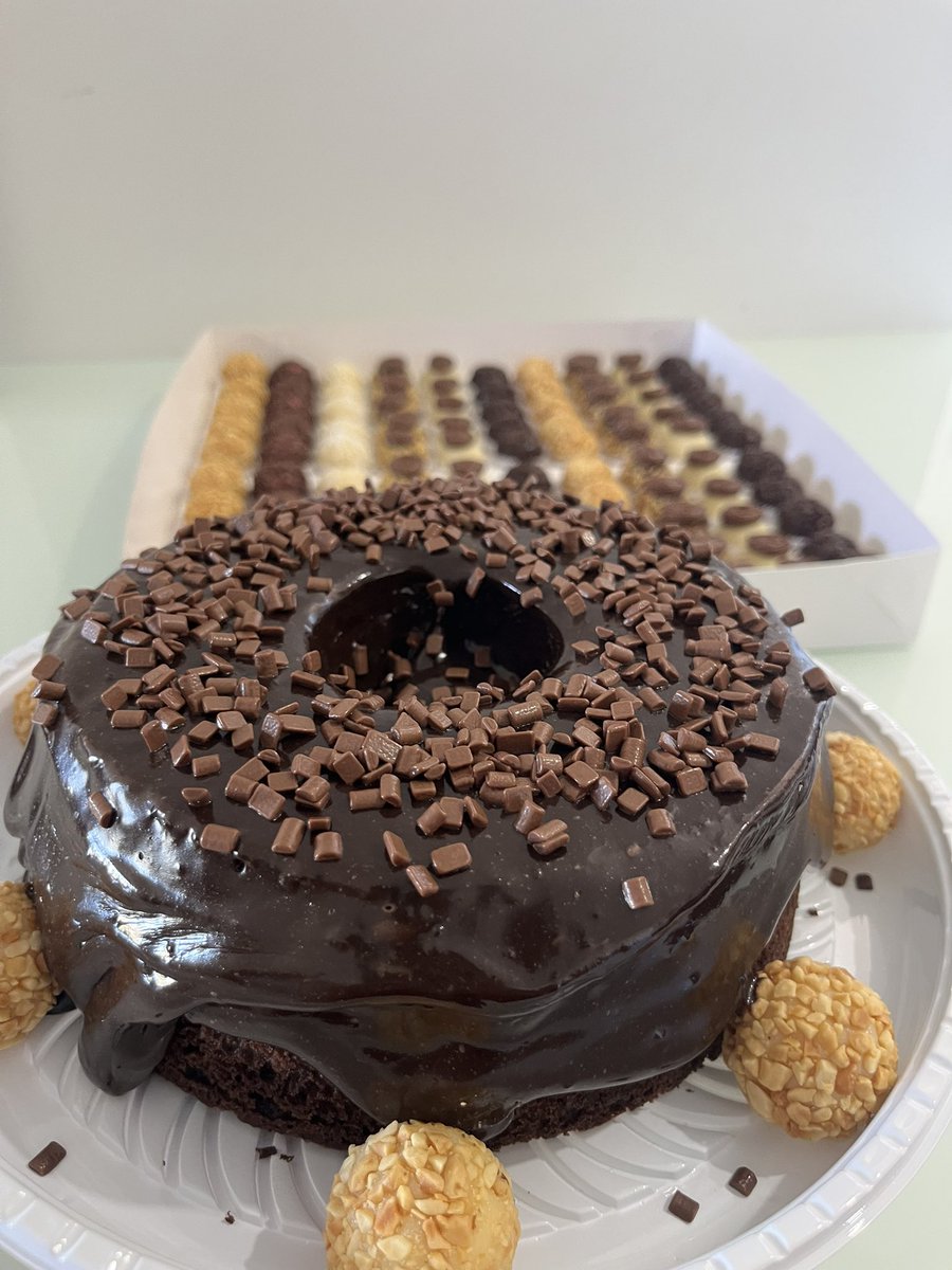 anderrsson_'s tweet photo. Bolinho de chocolate 100% cacau e cobertura de brigadeiro gourmet. E quem for de Chapecó consegue encomendar comigo 😍 #DragBoxNaCozinha https://t.co/hgkeUnlVQW