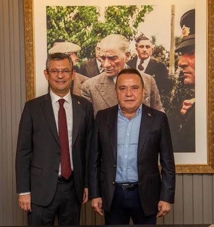 mahajansi's tweet image. İddia Doğruysa 3 Sezonluk Dizi Çıkar…

Muhittin Böcek’in Özgür Özel ve Ekrem İmamoğlu’na Antalya’dan yeniden aday olması için rüşvet verdiğiyle ilgili olarak itirafçı olmaması için CHP içindeki bazı isimler Böcek’in sevgilisi ve oğlu ile ilgili kasetlerle Böcek’i tehdit ettiği