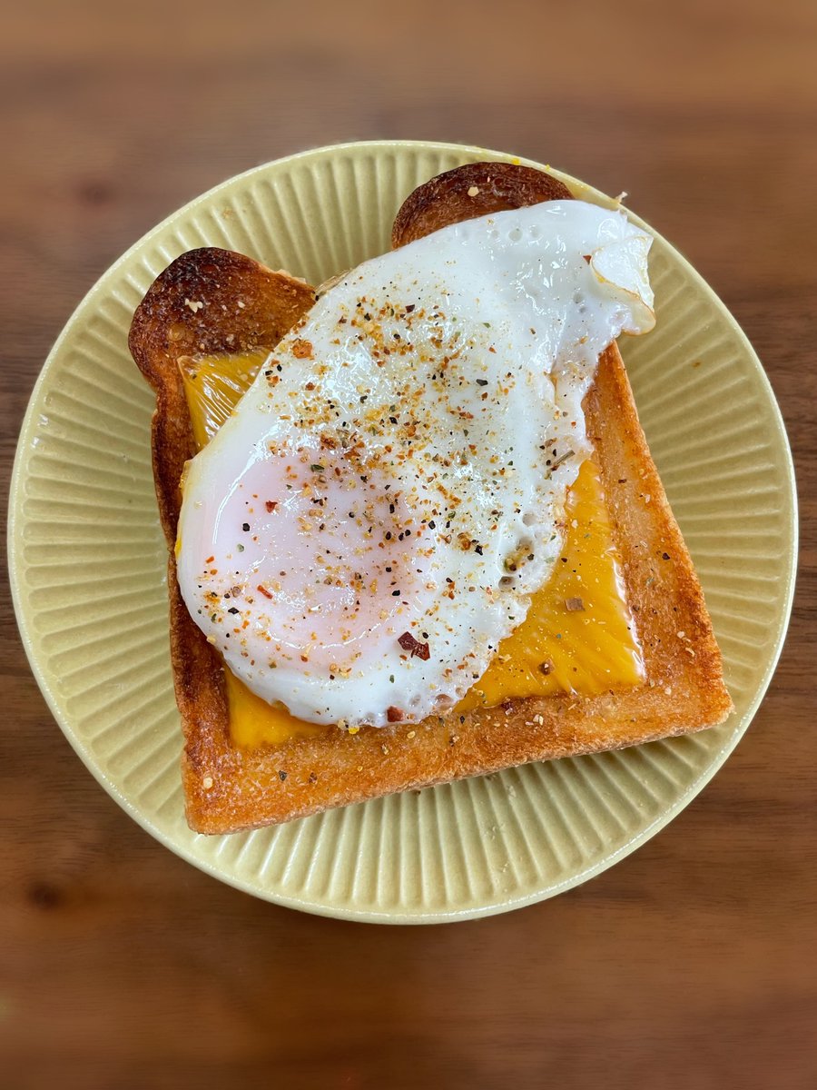 おはよう〜〜！！🥔🍠

厚切りのパンと片面焼きの太陽(ちょっと失敗)です🍞🍳