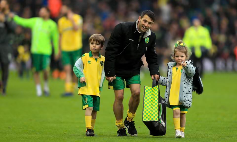 norwich_updates's tweet image. 📆 On this day, in 2018…

Wes Hoolahan played his final game for Norwich City and departed after 10 years and 349 appearances for the club 🇮🇪💛

#NCFC