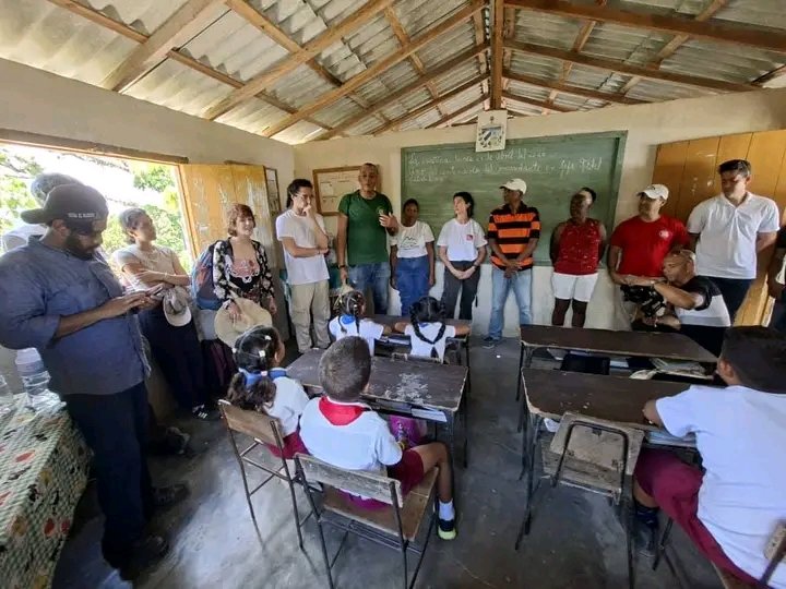 YaritzaCreach's tweet photo. La 2da parada del Convoy solidario con 🇨🇺 en San Luis, Santiago de 🇨🇺, fue una escuela para solo 10 estudiantes desde 1ro a 6to grado, en la comunidad La Cristina. La maestra camina todos los días 8 km para llegar a ella, lleva 17 años consagrada a la enseñanza.
#CubaMined https://t.co/SN6kllqYz1