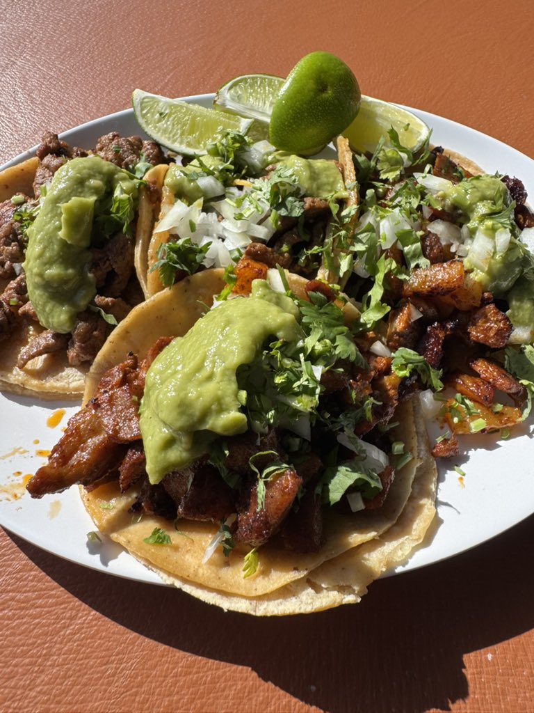 WoodyCliffords's tweet image. Happy Monday #TwitterVerse Great Day glad to be back in Town. Athletes 💪 Workout #1 ✅ ⚾️ and 🏈 Practice on deck. No I did not lose track of the Days. I Love my 🌮’s Everyday