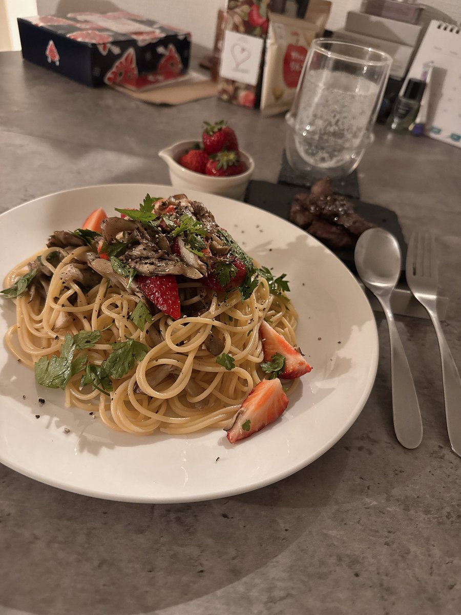 𝙹𝚒𝚕𝚕𝚒𝚜 𝙺𝚒𝚝𝚌𝚑𝚎𝚗＿＿＿＿ ＿  ＿ ．

「strawberry」

苺と舞茸の冷製パスタ
バルサミコ牛ハツ

 #jilliskitchen
 #ジリズキッチン
 #おうちごはん  #パスタ