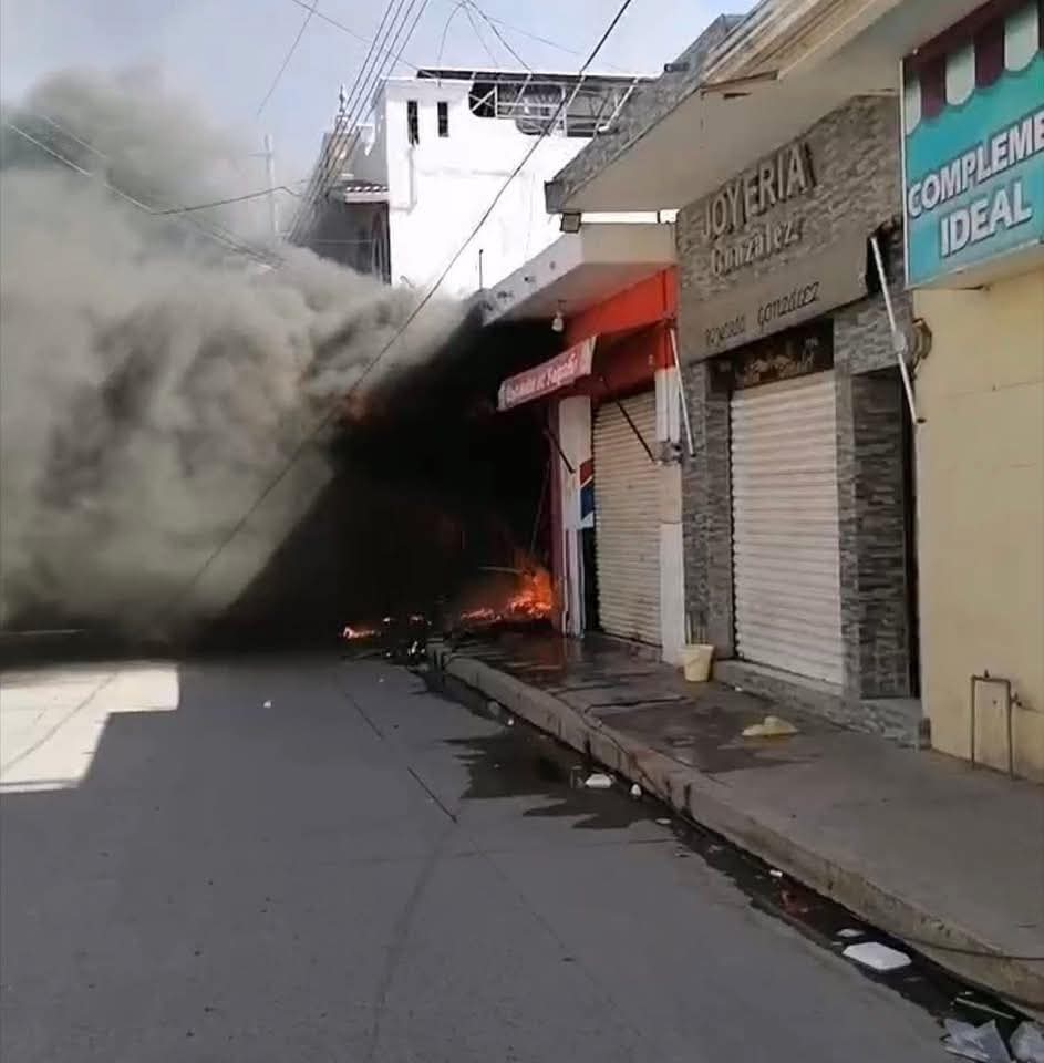 HtTrejo's tweet photo. <<Tras el anuncio de la detención de  “El Jardinero”, en Nayarit, se reportan incendios en algunos negocios y bloqueos carreteros en los municipios de Tecuala y Acaponeta.>> 

Fotos: Reporte 23 Noticias. https://t.co/8cc9DRUB1u