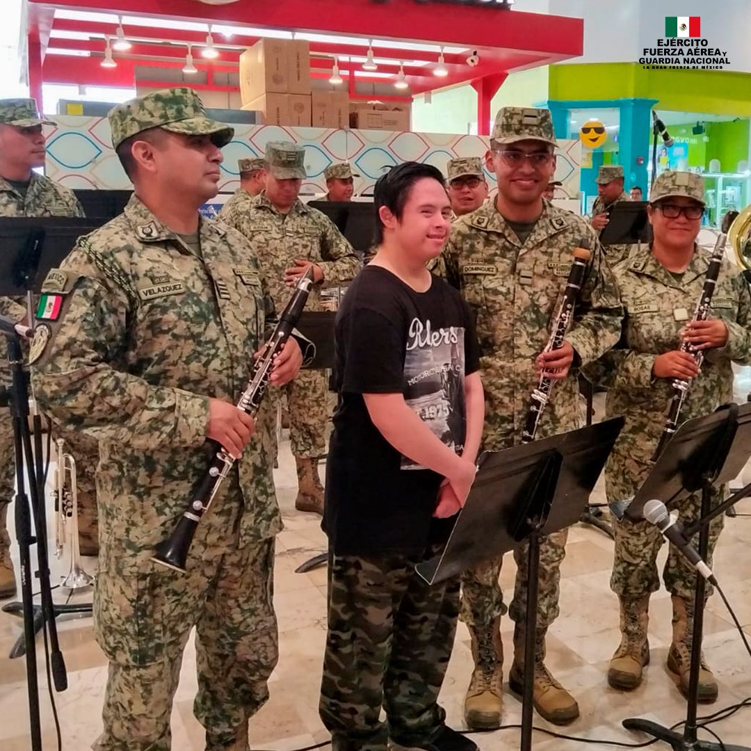Defensamx1's tweet photo. La música militar; vínculo de identidad y cultura.

El 18 de abril de 2026, integrantes de la Banda de Música de la IV Región Militar y las botargas del Sargento Bravo y la Sargento Victoria, participaron en una presentación musical en la plaza comercial "Sun Mall", ubicada en el municipio de Guadalupe, Nuevo León.
 
Esta actividad permitió la interacción con la población de Nuevo León, fortaleciendo la cercanía con la sociedad, difundiendo el valor de nuestras expresiones musicales y promoviendo la identidad y el orgullo nacional.

#EjércitoMexicano #FuerzaAéreaMx #GuardiaNacional #GuardianesDeLaSoberanía