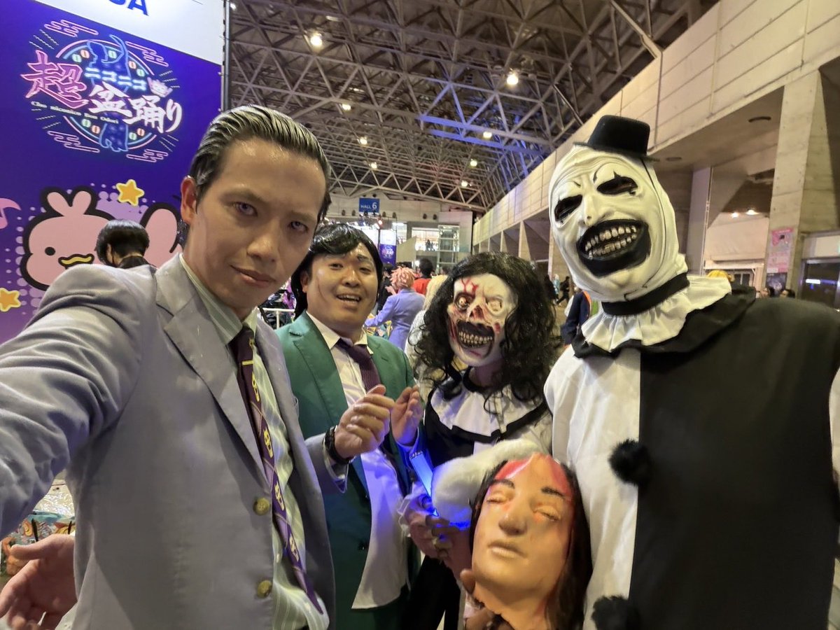 フォトナ仲間でもあるドラちゃんに会えて嬉しいの極み(๑ˊ͈ ꇴ ˋ͈)
そして同僚さんにもお会いできて嬉しかったです✨

ありがとうございました😊

 #ニコニコ超会議2026
 #ジョジョ
 #テリファー
 #超コスプレ

川尻<a href="/dorachan022/">ドラちゃん</a> さん
同僚<a href="/gensougat_x/">ふれすぃ</a> さん
アートザクラウン<a href="/RU5xP2pQ2evUTPK/">を手元（神奈川テリファー ）</a> さん