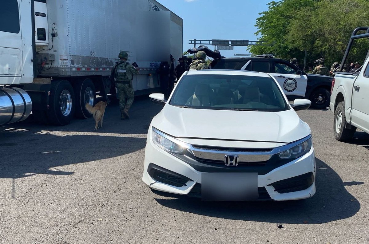 Santiagod181281's tweet image. Personal del #EjércitoMexicano, @SEMAR_mx y @SSPCMexico, Aseguran más de 65 kilogramos de narcóticos en #Tecomán, #Colima.
En el operativo en Boca de Apiza, cuatro personas fueron detenidas y también se aseguró un tractocamión con remolque y otro vehículo.