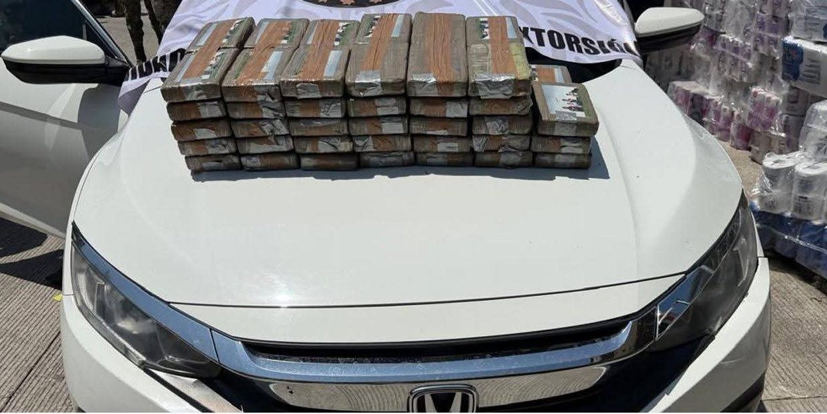 Santiagod181281's tweet image. Personal del #EjércitoMexicano, @SEMAR_mx y @SSPCMexico, Aseguran más de 65 kilogramos de narcóticos en #Tecomán, #Colima.
En el operativo en Boca de Apiza, cuatro personas fueron detenidas y también se aseguró un tractocamión con remolque y otro vehículo.