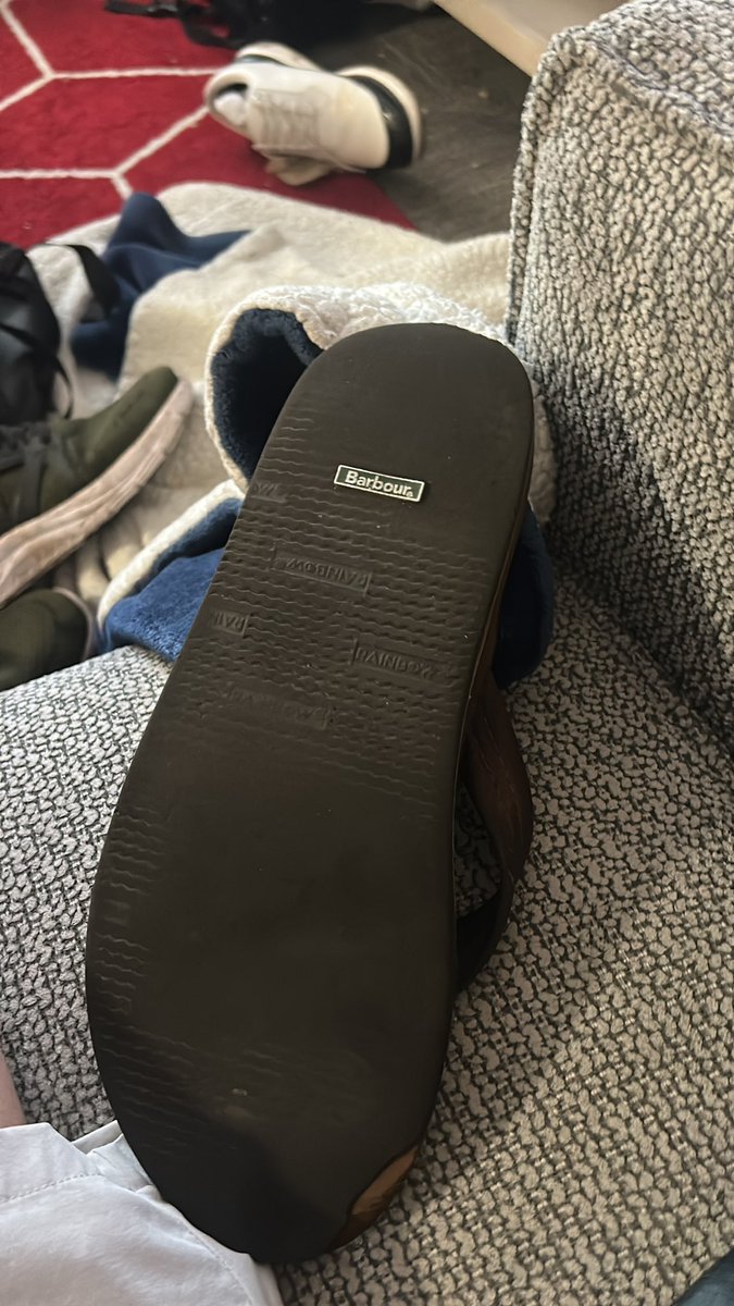 BonesJuul's tweet photo. Thought I stepped on gum I wish this was staged #barbour #rainbowflops https://t.co/1UDxR9UExL