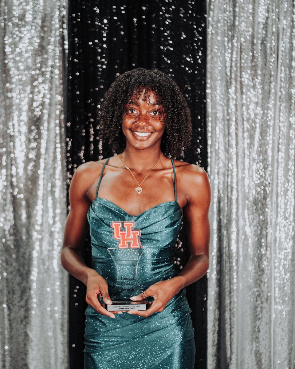 UHCougars's tweet photo. And the Cougar Choice Award goes to…

✨: Ayren Lightfoot | @uhcougartf
🏆: Academic Female Cougar of the Year https://t.co/0LoJeaDNe2