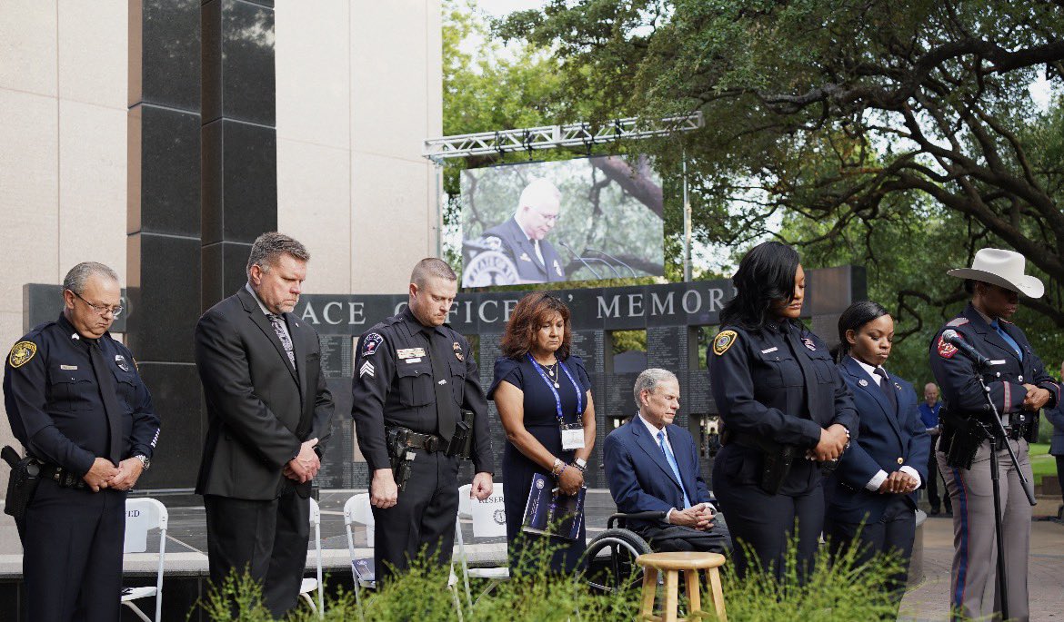 TCOLE's tweet photo. The 2026 Texas Peace Officers' Memorial Ceremony &amp; Candlelight Vigil took place last night, featuring an honor guard procession along Congress Avenue leading to the Memorial Monument on the Capitol Grounds, where the names of our Fallen Texas Peace Officers are forever honored. https://t.co/ZNobH27xYy