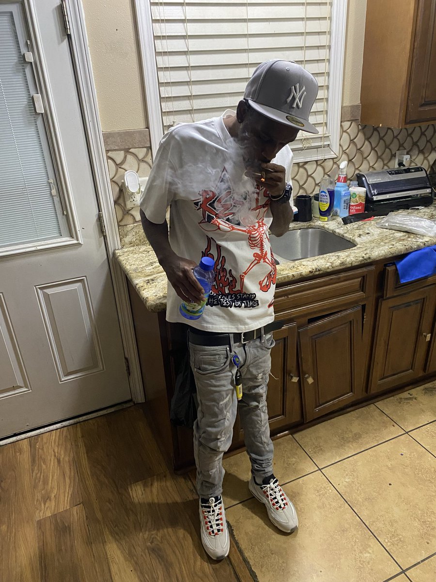 lilaaron77's tweet photo. ima pop it with you or on you either way this shit getting popped belive it 😅🤗 https://t.co/ghXom75F8s
